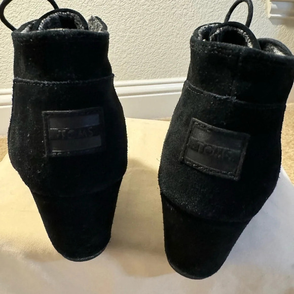 Toms Women's Size 10 W black Suede Covered Wedge Booties - Picture 11 of 14